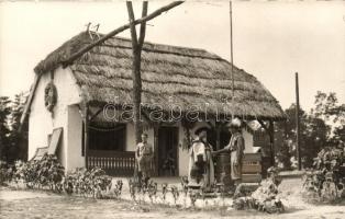 Cserkészek magyar népviseletbe öltözött férfivel parasztház előtt / Scouts with Hungarian folklore man, farm house, photo