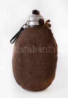 Posztóval bevont fém katonai kulacs, m: 24 cm