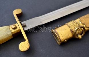 Dekoratív dísztőr, műanyag markolattal, pengéjén sorszámmal, réz tokban, pengehossz: 21 cm, teljes h...