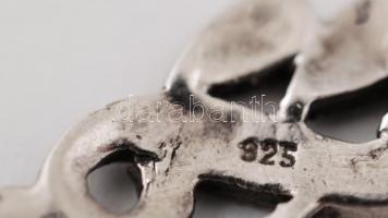 Ezüst (Ag.) medál, markazit kövekkel, jelzett (925), bruttó:4 g, h:4 cm