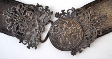 XIX. század végi díszes öv, rajta Szent György éremmel. h: 77 cm