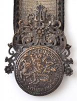 XIX. század végi díszes öv, rajta Szent György éremmel. h: 77 cm