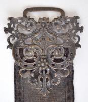 XIX. század végi díszes öv, rajta Szent György éremmel. h: 77 cm
