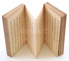 Japán nyelvű, kihajtható imakönyv. Néhány helyütt szúrágás nyomai