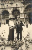 1919 Venice, Venezia; Piazza S. Marco / St. Mark&#039;s square, pigeon feeding couple, photo (EK)