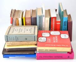 Két nagy doboznyi könyv, sok jogi szakkönyvvel, néhány háború előtti darabbal is