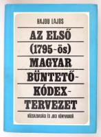 Két nagy doboznyi könyv, sok jogi szakkönyvvel, néhány háború előtti darabbal is