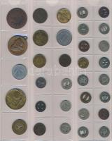 236db-os külföldi, hobbi fémpénz és zseton gyűjtemény jobb darabokkal, "NUMIS" albumba ren...