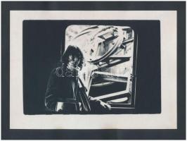 cca 1989 Imreh István: A lány, feliratozott vintage fotóművészeti alkotás, 13x18 cm, karton 17x23 cm