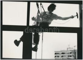 cca 1990 Gyeviki János: Kötélen, feliratozott vintage fotóművészeti alkotás, 18x25 cm