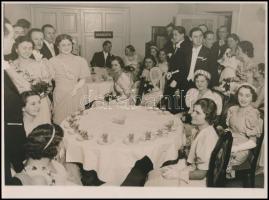 cca 1935 Budapest társasági élete, bálok és bankettek, 4 db pecséttel jelzett vintage riportfotó, 15x22,5 cm és 18x23,5 cm között