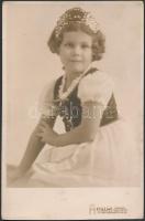 cca 1930-40 Népviseletben, 5db fotólap, különböző méretben és minőségben, cca 9x14cm