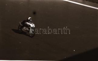 cca 1988 Motorversenyről készült kisfilmes negatív, 36 db felvétel, 24x36 mm