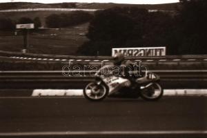 cca 1988 Motorversenyről készült kisfilmes negatív, 36 db felvétel, 24x36 mm