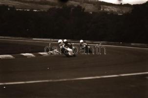 cca 1988 Motorversenyről készült kisfilmes negatív, 36 db felvétel, 24x36 mm