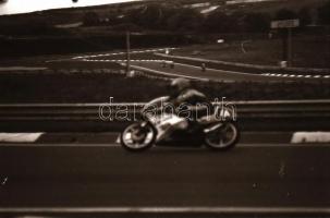 cca 1988 Motorversenyről készült kisfilmes negatív, 36 db felvétel, 24x36 mm
