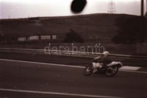 cca 1988 Motorversenyről készült kisfilmes negatív, 36 db felvétel, 24x36 mm