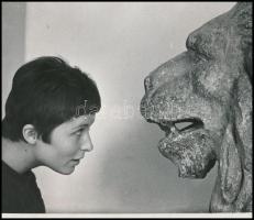 cca 1960 Érdeklődés, jelzés nélküli vintage fotó Kotnyek Antal (1921-1990) fotóriporter hagyatékából, 15x18 cm