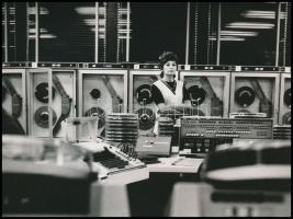 cca 1975 Informatikus, Hegedűs György feliratozott, vintage fotója, 13,5x18 cm