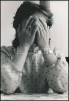 cca 1987 Lengyel Gábor: Akkor úgy éreztem megőrülök, pecséttel jelzett vintage fotó, 23,5x16 cm