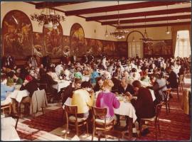 1967 Lillafüred, a kastélyszálló éttermének belső fotója, feliratozott vintage fotó 12,5x17 cm, + hozzáadva a vintage diapozitív felvétel, 6x9 cm