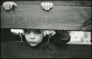 cca 1985 Müller Judit pecséttel jelzett, aláírt fotói gyermekekről, 3 db vintage fotó, 15x24 cm és 1...