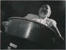 cca 1960 Öröm a konyhán, jelzés nélküli vintage fotó Kotnyek Antal (1921-1990) fotóriporter hagyatékából, 18x24 cm