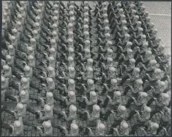 cca 1965 Díszlépésben, jelzés nélküli vintage fotó, 13x16 cm