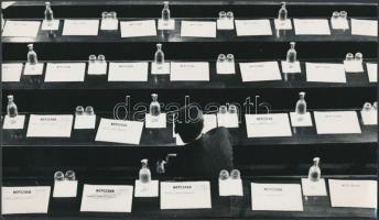 cca 1977 Szakszervezeti kongresszus előtt, jelzés nélküli vintage fotóművészeti alkotás Balásy Pál hagyatékából, 13,5x24 cm