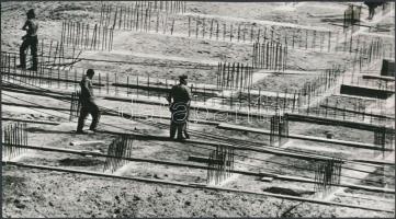 cca 1970 Zsigri Oszkár: Alapozás, aláírt vintage fotóművészeti alkotás, 13x24 cm