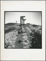 cca 1980 Ugrás, jelzés nélküli vintage fotóművészeti alkotás, 15x15 cm-es fotó, 24x18 cm-es fotópapíron