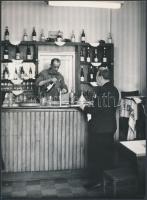 cca 1965 Budapesti borozóban, jelzés nélküli vintage fotó Fekete György (1904-1990) budapesti fényképész hagyatékából