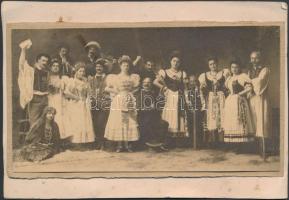 cca 1905 Glück József győri fényképész felvétele egy műkedvelő színtársulat tagjairól, 10x18 cm, karton 12,5x19 cm
