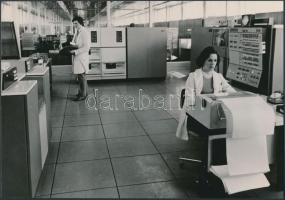 cca 1976 Győr, a Magyar Vagon- és Gépgyár automata öntősora és számítógép központja, ahonnan a terme...