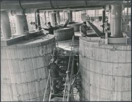 1970 Szolnok, Elkészült a Tiszamenti Vegyi Művek porfesték gyára, vintage fotó, 16,5x22 cm