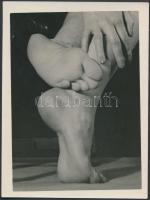 cca 1960 Táncos lábak, jelzés nélküli vintage fotó, 12x9 cm