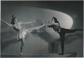 cca 1935 Leichtner Erzsébet vintage fotója Szentpál Olga tánccsoportjának tagjairól, pecséttel jelzett, 11,5x16,5 cm