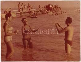 cca 1960 Balatoni fürdőzés, jelzés nélküli, korai színes, vintage fotó Belházy Dezső fotóművész hagyatékából, 18x24 cm