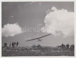 cca 1948 Kun Miklós: Vitorlázó repülés a Hármashatárhegyen, pecséttel jelzett vintage fotóművészeti alkotás, 18x24 cm