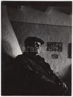 cca 1975 Tatár Tibor: A kemence melegénél, feliratozott vintage fotóművészeti alkotás, 23x17 cm