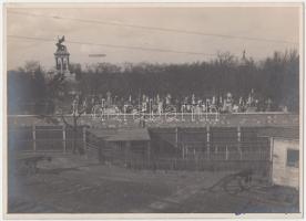 1931 Budapest, a Kerepesi úti temető felett egy zeppelin, Fischer aláírással jelzett vintage fotó, 13x18 cm