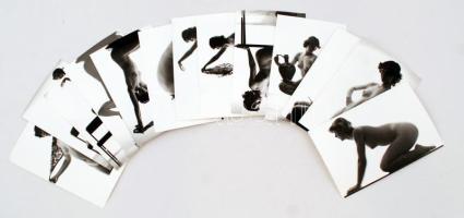 cca 1976 Aktfotó sorozat, 13 db finoman erotikus vintage fotó, 14x9 cm / 13 erotic photos, 14x9 cm