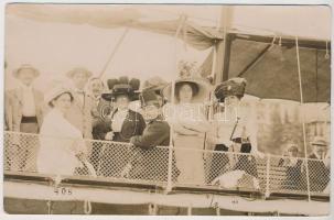 1911 Káplán tábori lelkész és hozzátartozói sétahajózáson, Abbazia, 5db fotólap, 9x13cm