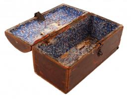 Régi, fogantyús, lakatolható fa láda. Sérült, a belső borítás szakadozott, hiányos. 20x38 cm