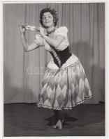 cca 1960 Balerina kezében álarc, jelzés nélküli vintage fotó, sarkán törésvonal, 20x15,5 cm