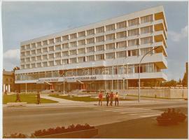 cca 1974 Székesfehérvár, Hotel Alba Regia, vintage fotó a Fejér megyei Állami Építőipari Vállalat fotóarchívumából, 20,5x28 cm
