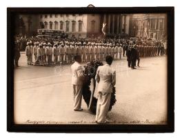 1936 A Magyar olimpiai csapat a német hősök sírja előtt Berlinben, üvegezett keretben, 17x23cm