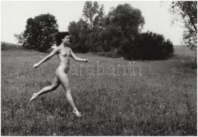 cca 1975 Gazella Gizella át a réten, jelzés nélküli vintage fotóművészeti alkotás, 20,5x30 cm / erotic photo, 20,5x30 cm