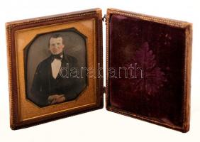 cca 1850 Férfi portré, dagerrotípia, zárható, bársony betétes bőr dobozban, 9x8cm / cca1850 Portrait of a man, daguerreotype, leather box, 9x8cm