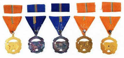 ~1960-1970. "A Haza Szolgálatáért" arany (3x) és ezüst (2x) fokozatok, mind mellszalagon, ...